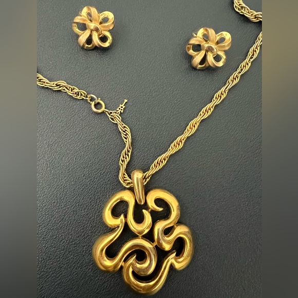 Crown Trifari Jewelry - Crown Trifari abstract necklace and earrings
